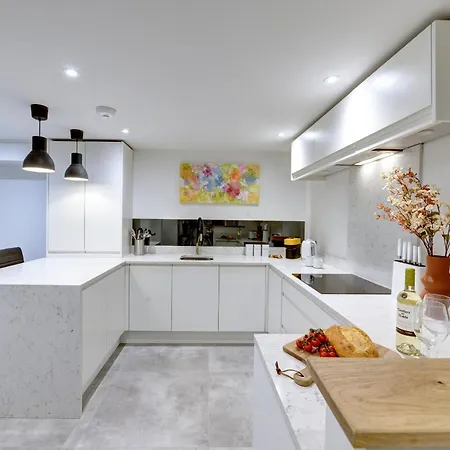 Elmleigh Nook - With Parking *