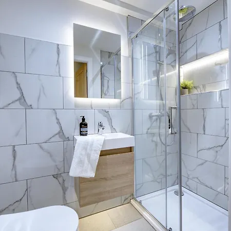 Elmleigh Nook - With Parking アパート