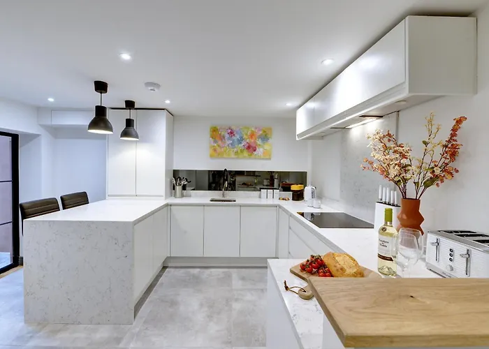 Elmleigh Nook - With Parking *