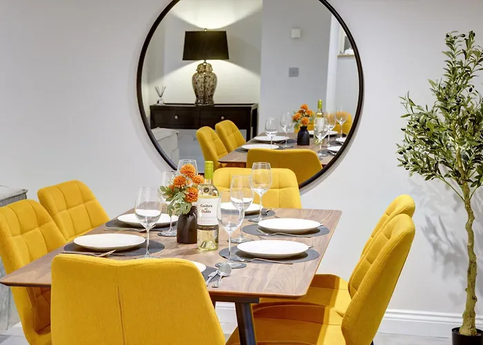 Elmleigh Nook - With Parking شقة