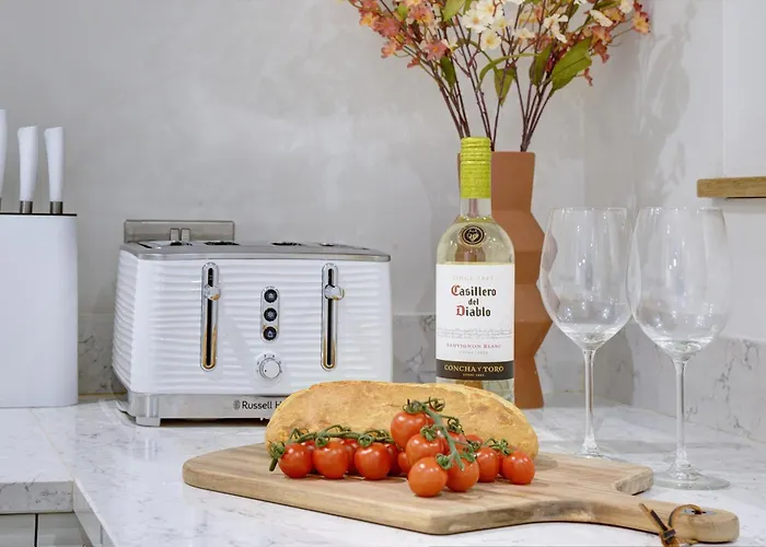 Elmleigh Nook - With Parking شقة